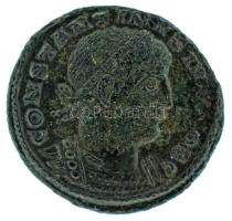 Római Birodalom 330-333. II. Constantinus / Thesszaloniki Follis (2,74g) T:AU,XF Roman Empire / Thessalonica / Constantine II 330-333. Follis "DN CONSTANTINVS IVN NOB C / GLOR-IA EXERC-ITVS - SMTSB" two soldiers standing facing each other, each holding a spear and shield, two standards between them (2,74g) C:AU,XF RIC VII 184