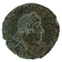 Római Birodalom 367-375. Gratianus / Siscia AE3 bronz (2,19g) T:XF Roman Empire / Siscia / Gratian 367-375. AE3 bronze "DN GRATIANVS PF AVG / SECVRITAS REPVBLICAE - D - star ASISC" Victory walking left, holding wreath and palm branch (2,19g) C:XF RIC IX 15c