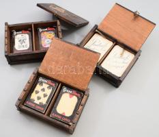 3 darab régebbi kártyadoboz, benne kártyákkal, közte Piatnik, közte sérült, 11x17 cm