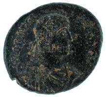 Római Birodalom 367-375. Gratianus / Siscia AE2 bronz (4,98g) T:VF Roman Empire / Siscia / Gratian 367-375. AE2 bronze "DN GRATIA-NVS PF AVG / REPARATIO REIPVB - BSISC dot" Gratian standing front, looking left, holding Victory on globe and raising kneeling, turreted woman (4,98g) C:VF RIC IX 26a