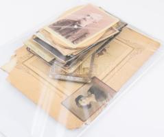 cca 1870-1910 Vegyes családi fotó tétel, a budapesti műtermek (közte 1 db pesti Borsos József) fotói mellett felvidéki (Eperjes, 4 db Divald Károly fotó, Bojárszky és Holénia; Kassa, Kemény Jenő), bécsi (Angerer), szegedi (2 db Brenner Testvérek, Lintner Ferenc), zombori - szolnoki (1 db Singer S.), nagybecskereki (Meinhardt Ag.), valamint debreceni (Némethi József) keményhátú fotóival, összesen 24 db és 3 db nagyméretű fotó, az egyiken későbbi (1920-1930 kr.) 2 db fotólappal, a fotók között a Bielek-család néhány nevesített fotójával (Bielek Vilmos Nagybecskerek, Bielek László Eperjes...stb.) Változó állapotban, közte sérült és foltos is, 10x6 cm és 25x33 cm.