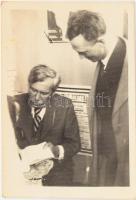 1941 Marosvásárhely, Móricz Zsigmond (1879-1942) író dedikál az első magyar könyvnapon, fotó, 8x5 cm