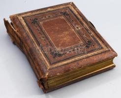 cca 1865-1900 Családi fotóalbum, feltehetőleg debreceni család fotóalbuma, 94 fotóval, jelentős részben debreceni Gondy és Egey, de közte még: Debrecen, Müller L., Letzter Testvérek, Knöss F., Fleck Rudolf, Egey István, Munkács, Várkövi Albert; Fiume, G. Luzzatto; Veszprém-Balatonfüred, Lengyel S.; Pest-Debrecen, Simonyi, Nyíregyháza, Jéney és Társa, Kolozsvár, Dunky,...stb. Nagyrészt 10x6 cm fotókkal. Korabeli sérült, kopott egészbőr albumban, réz kapcsokkal, a táblákon részben sérülésekkel, 26x2x6 cm