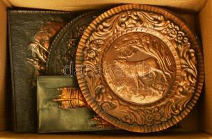 9 darab fém dísztál, falitál, kopással, közte vadászmintásak, címeres, stb.