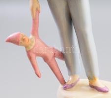 Drasche babával játszó kislány. Jelzett, kézzel festett, hibátlan, m: 19 cm