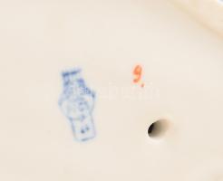 Zsolnay macskával játszó kislány. Jelzett, kézzel festett, hibátlan, m: 14 cm