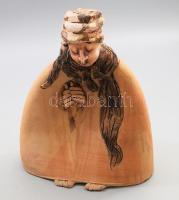Vertel Andrea (1953- ): Sapkás nőalak. Jelzett, hibátlan, m: 31 cm