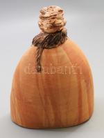 Vertel Andrea (1953- ): Sapkás nőalak. Jelzett, hibátlan, m: 31 cm