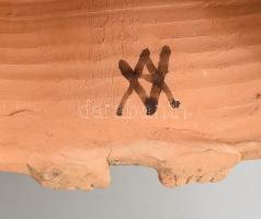 Vertel Andrea (1953- ): Sapkás nőalak. Jelzett, hibátlan, m: 31 cm