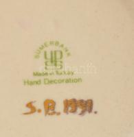 Díszes török porcelán dugós üveg alátét tállal, jelzett, m: 34 cm