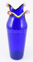 Murano királykék hutaüveg váza, sárgaüveg peremezéssel és lilaüveg csúcsdíszezéssel, jelzés nélkül, hibátlan, m: 29 cm