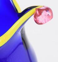 Murano királykék hutaüveg váza, sárgaüveg peremezéssel és lilaüveg csúcsdíszezéssel, jelzés nélkül, ...