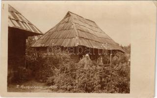 Ruszpolyána, Ruspolyana, Havasmező, Havaskő, Poienile de sub Munte, Ruspoiana (Máramaros); Altes Holzhaus / régi faház / old wooden house. photo (vágott / cut)