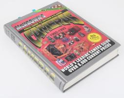 McKeown's Price Guide To Antique and Classic Cameras. 1992-1993. Eight edition. Edited by James M. McKeown and Joan C. McKeown. Grantsburg, 1992, Centennial Photo, 512 p. Angol nyelven. Rendkívül gazdag fekete-fehér képanyaggal illusztrált. Kiadói kartonált papírkötés, kissé kopott borítóval, a gerincen apró sérüléssel.
