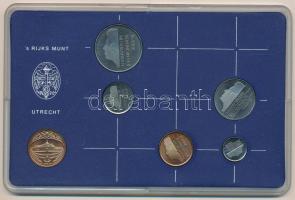 Hollandia 1982. 5c-2 1/2G (5xklf) forgalmi sor műanyag tokban, pénzverdei zsetonnal T:UNC Netherlands 1982. 5 Cent - 2 1/2 Gulden (5xdiff) coin set in plastic case and Coin Mint jeton C:UNC