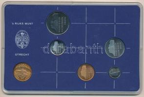Hollandia 1983. 5c-2 1/2G (5xklf) forgalmi sor műanyag tokban, pénzverdei zsetonnal T:UNC Netherlands 1983. 5 Cent - 2 1/2 Gulden (5xdiff) coin set in plastic case and Coin Mint jeton C:UNC