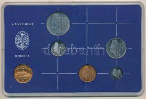 Hollandia 1984. 5c-2 1/2G (5xklf) forgalmi sor műanyag tokban, pénzverdei zsetonnal T:UNC Netherlands 1984. 5 Cent - 2 1/2 Gulden (5xdiff) coin set in plastic case and Coin Mint jeton C:UNC