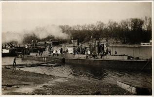 Győr őrnaszád (monitor) az Óbudai Duna-ágban, legénység a fedélzeten / Donau Flottile / Hungarian river guard ships, photo (vágott / cut)