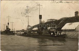 1916 SMS Bodrog a Császári és Királyi Haditengerészet monitor típusú hadihajója, matrózok a fedélzeten; Dunaflottilla / K.u.K. Kriegsmarine Donauflottille / WWI SMS "BODROG" Austro-Hungarian Navy river guard monitor, mariners; Danube Flotilla. photo + "K.u.k. Kriegsmarine S.M. Schiff Bodrog" (vágott / cut)