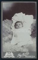 cca 1900-1910 Kisbaba portréja, vizitkártya Fáy Márton resicai (Resicabánya, Resicza, Resita) műterméből, 10,5x6,5 cm (Ritka műterem!)