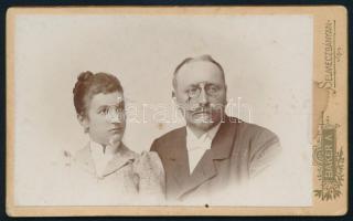 1899 Hölgy és úr portréja, vizitkártya Baker Alajos selmecbányai műterméből, a hátoldalon ceruzás fe...