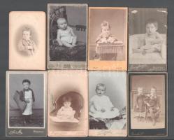 8 db gyerekeket ábrázoló vizitkártya, különféle (főként budapesti) műtermekből (közte Csonka Simon, Eller Mór, Kurzweil Frigyes, stb.), változó állapotban