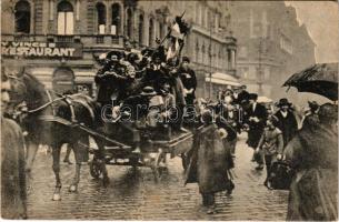 1918 Budapest VII, Az Őszirózsás forradalom emlékére, őszirózsás katonák csoportképe teherautón, Keszey Vince étterme (fl)