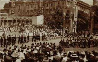 Budapest V. Szabadság tér, felvonulás, katonazenekar, ünnepség, emelvény, diadalkapu. photo