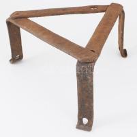 cca 19. sz., Háromlábú vas lábasalátét, d: 28 cm, m: 17 cm