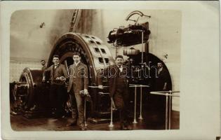 Budapest, Ganz és Társa gyár, belső, munkások. photo (EB)