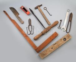 Doboznyi vegyes régi szerszám tétel, közte derékszög, satu, kalapács, vízmérték, stb., klf méretben
