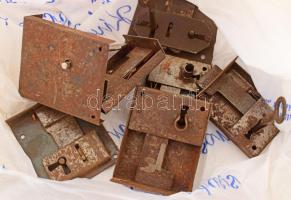 7 darab antik ládazár, közte réz, zömmel kulccsal