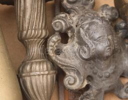 Doboznyi vegyes régi fém tárgy tétel, közte maszkos bútordísz