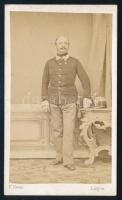 cca 1865-1870 Tüzér katonatiszt egészalakos portréja, vizitkártya Fridolin (Friedolin) Hess lugosi műterméből, 10,5x6 cm