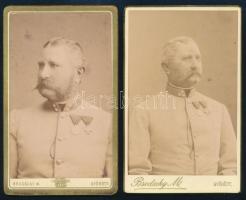 cca 1880-1890 Katonatiszt kitüntetésekkel, 2 db vizitkártya Brodszky M. győri műterméből, az egyik hátoldalon autográf dedikációval, 11x6,5 cm
