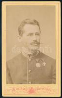 cca 1870 Katonatiszt kitüntetésekkel, vizitkártya Lojanek János nagyváradi (Grosswardein, Oradea) műterméből, a hátoldalon autográf dedikációval, 10,5x6,5 cm