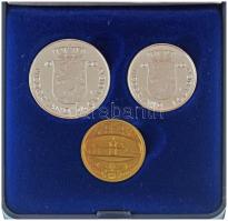 Hollandia 1980. 1G Ni "Beatrix beiktatása" + 2 1/2G Ni "Beatrix beiktatása" + "B" pénzverdei koronázási emlékzseton (23mm) dísztokban, holland nyelvű leírással T:AU (eredetileg PP) Netherlands 1980. 1 Gulden Ni "Coronation of Queen Beatrix" + 2 1/2 Gulden Ni "Coronation of Queen Beatrix" + "B" mint token for the coronation (23mm) in decorative case, with dutch language description C:AU (originally PP) Krause KM#200, KM#201