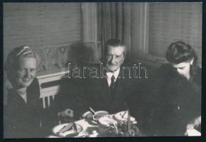 1947 Horthy Miklós (1868-1957) egy családi/baráti társaságban a bajorországi Weilheimben, fotó, a hátoldalon feliratozva, 6x9 cm.