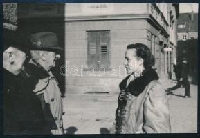 1947 Horthy Miklós (1868-1957), Horthy Miklósné Purgly Magdolna (1881-1959), és özv. Horthy Istvánné Edelsheim-Gyulai Ilona (1918-2013) Godányi ezredes esküvőjén valahol a bajorországi Weilheimben, fotó, 6,5x9,5 cm.