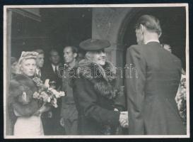 1947 Horthy Miklósné Purgly Magdolna (1881-1959) Godányi ezredes esküvőjén a bajorországi Weilheimben, fotó, 7x9 cm.