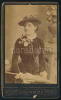 cca 1880 Elegáns fiatal hölgy kalapban, virágokkal, napernyővel, vizitkártya Fiedler Gyula nagykanizsai műterméből, dekoratív verzóval, kis felületi hibákkal 10,5x6,5 cm