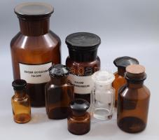 8 darab régi patikai üveg, közte ritka nagyméretűekkel, m: 29 cm alatt.