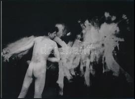 1975 Hajas-Vető szerzőpáros performanszából 1 db modern nagyítás a néhai Népművelési Intézet képzőművészeti referensének gyűjteményéből, jelzés nélkül, 15x21 cm