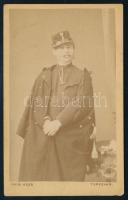 cca 1870 Katonatiszt köpenyben, karddal, vizitkártya Fridolin (Friedolin) Hess temesvári (Timisoara) műterméből, a hátoldalon olvashatatlan felirattal, 10,5x6,5 cm