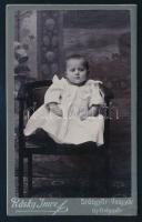 cca 1910 Széken ülő kisgyermek portréja, vizitkártya Rásky Imre diósgyőri (Diósgyőr-Vasgyár, Újdiósg...