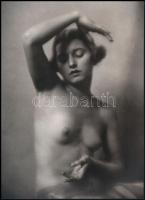 1928 Máté Olga (1878-1961) budapesti fényképész és fotóművész felvétele (Akt kompozíció), 1 db modern nagyítás, jelzés nélkül, 21x15 cm