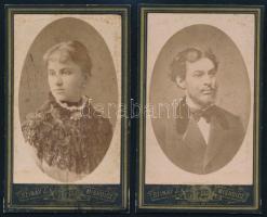 cca 1885 Fiatal hölgy és úr portréi, 2 db vizitkártya Szinay István miskolci műterméből, dekoratív verzóval, 11x6,5 cm