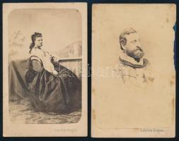 cca 1865 Előkelő hölgy és úr (házaspár) portréi, 2 db vizitkártya Landau Alajos szegedi műterméből (,,Landau Alajos akad. festő és fényképiró üveg terme, Buza piacz, Dáni-Korda ház"), az egyik foltos, 10x6,5 cm