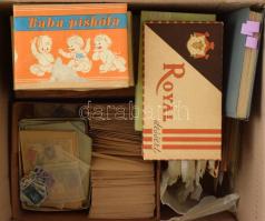 Magyar és külföldi bélyegek 2-2 tasakos rendezőben, 2 hosszúkás ill. 2 négyszögletes dobozban, kis magyar és motívum anyag közepes berakóban + magyar FDC gyűjtemény + mindenféle egyebek 4 bonbonos dobozban. Jól böngészhető, rendezendő, érdekes anyag érintetlen hagyatékból.