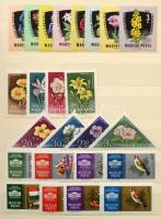 Magyar és külföldi bélyegek 2-2 tasakos rendezőben, 2 hosszúkás ill. 2 négyszögletes dobozban, kis m...